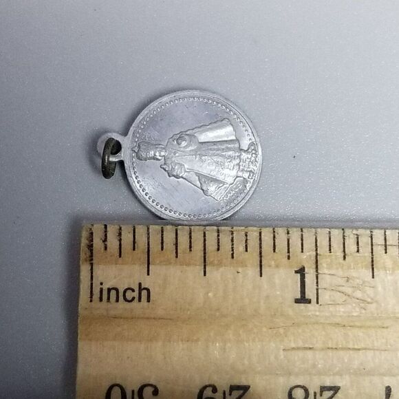 Vintage Miraculous Infant Jesus of Prague Pendant Charm Medallion, Silver Tone - Picture 5 of 7